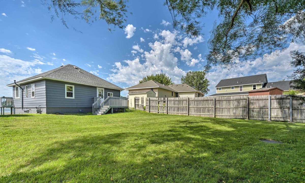 Lindstrom House | 1-Bedroom Beach House on Snowmobile Trail!