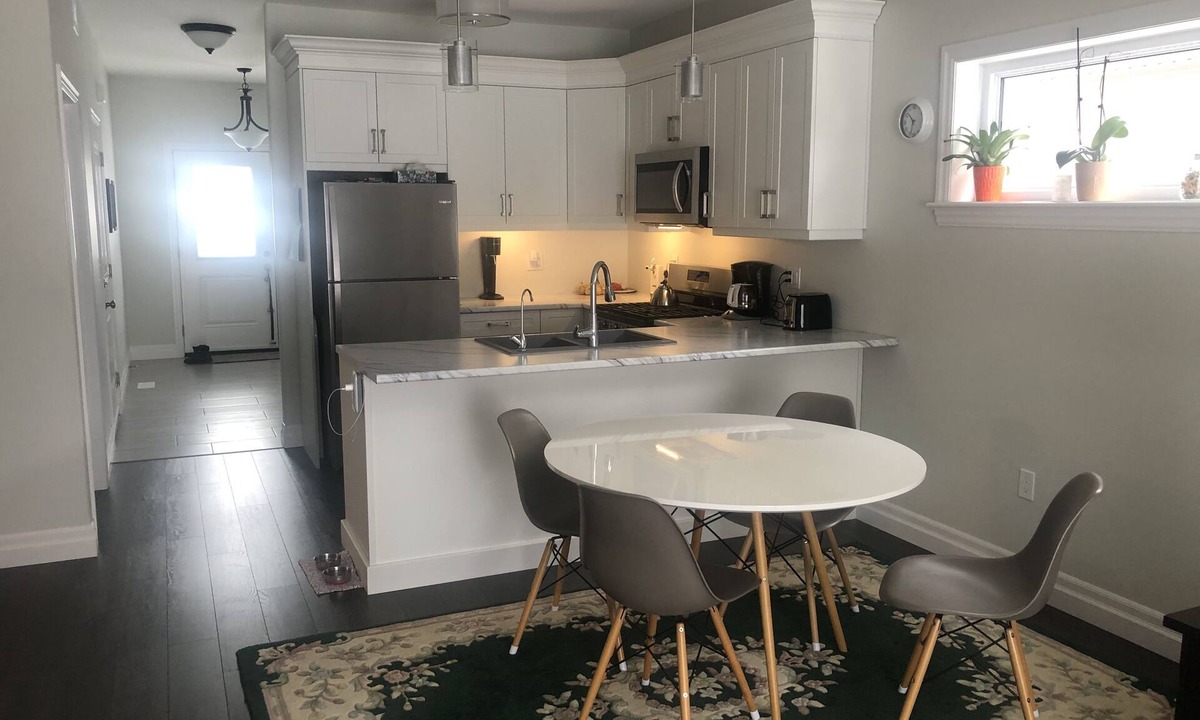 Stirling House | 1 BR 2 Bath Townhouse 55 min to Sandbanks and Prince Edward County