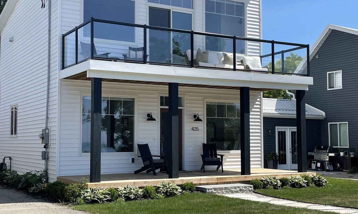 Port Stanley Cottage | 180 degree lake view, luxury Port Stanley escape overlooking the beach!