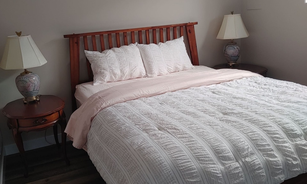 Arnprior Apartment | 1Bed 1Bath Apartment Quiet, close to park, beach, biking and walking trails