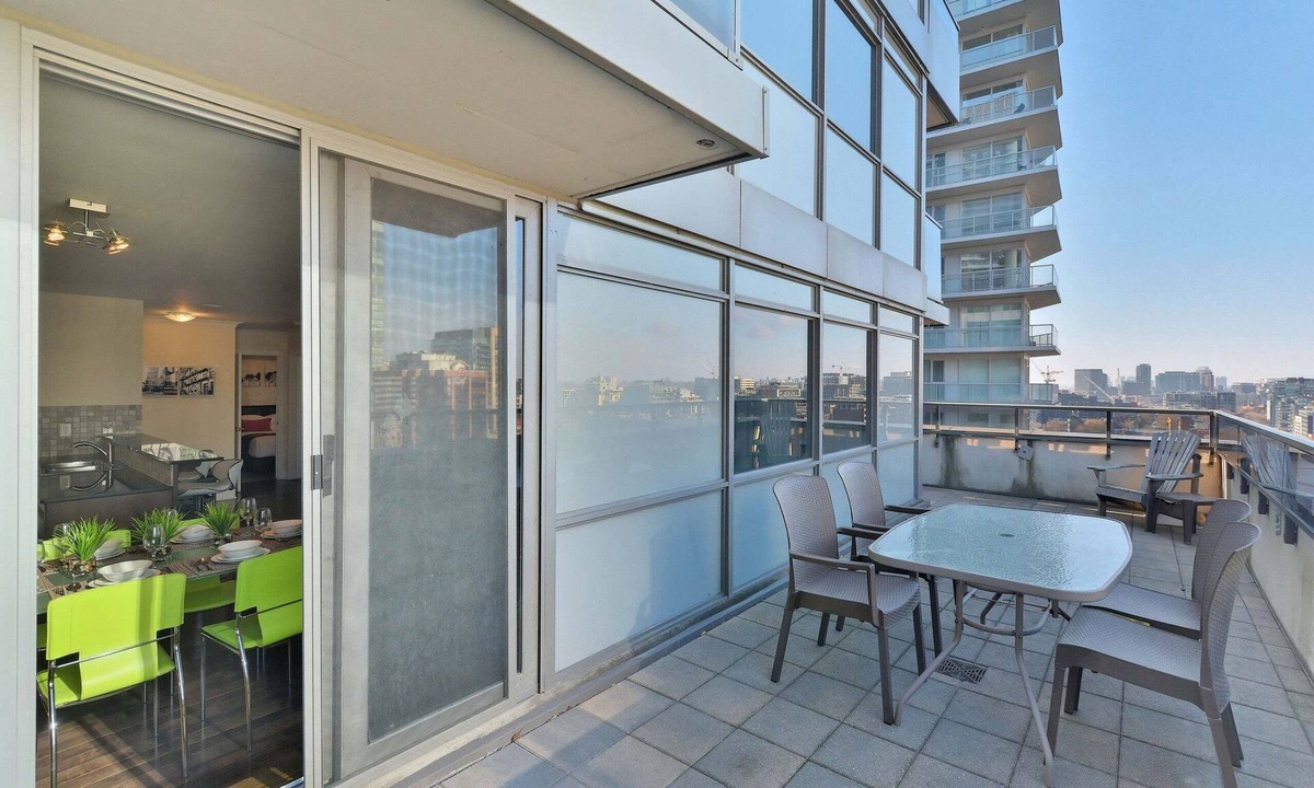 Toronto Entertainment District Apartment | 2 Bedroom/2 Bathroom Deluxe Suite
