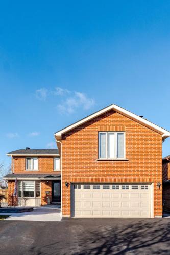 Rathwood Apartment | 2 bedroom apartment-2 free parking -14 min to Pearson airport