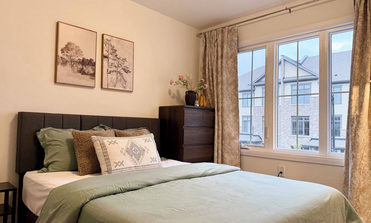Cambridge House | 2 Bedroom with Private Bath | Free Parking