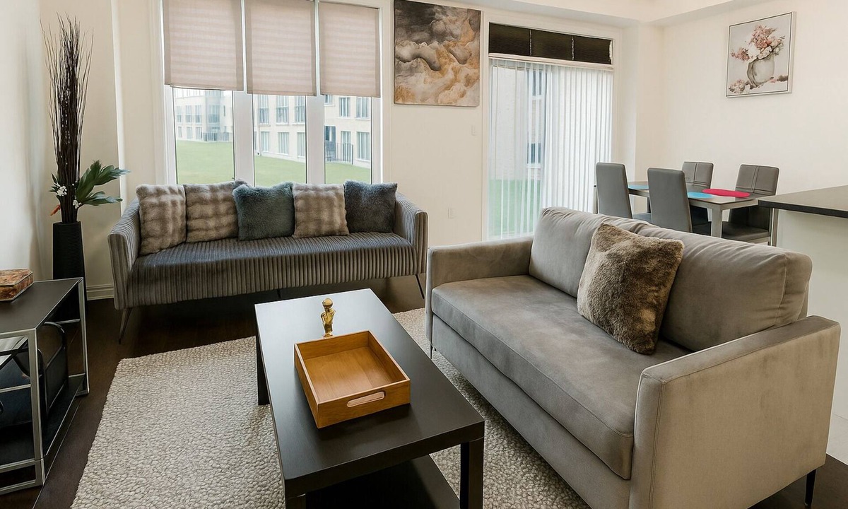 Vaughan Bed & Breakfast | 2024-Built Elegant 3BR Home in Kleinburg Vaughan—18 mins to Canada's Wonderland!