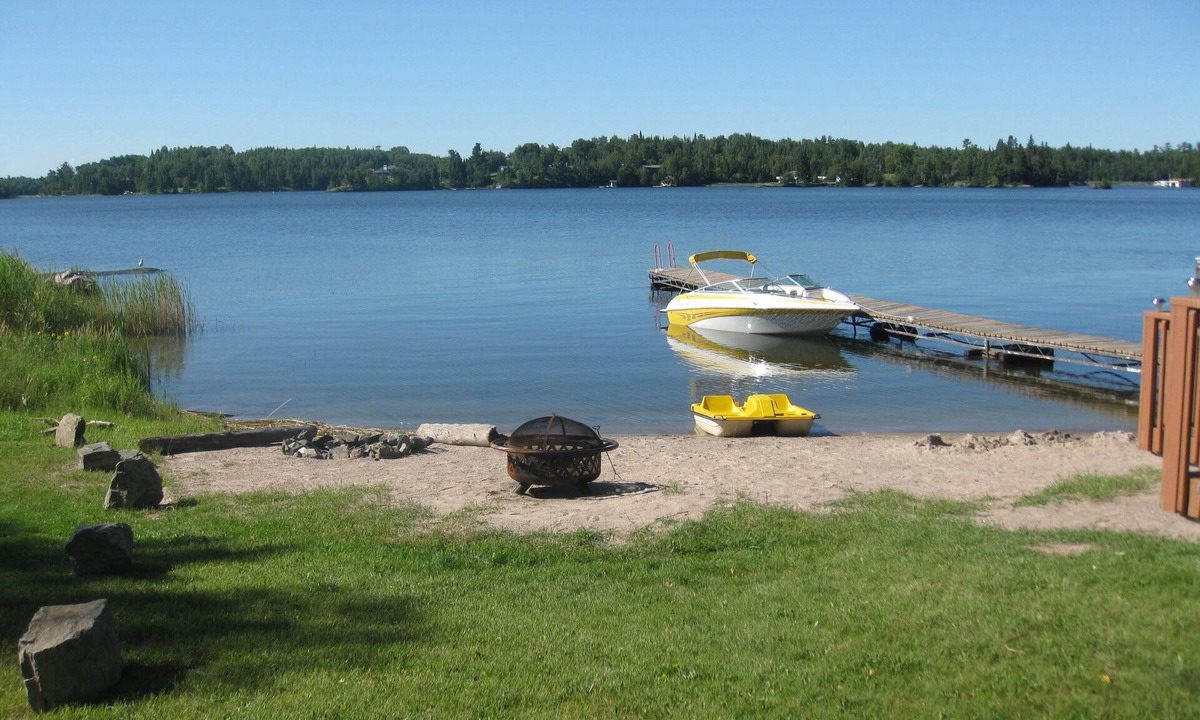 Keewatin Cabin | 2026 calendar now open! Beachfront - Lake of the Woods Kenora w/boat launch!