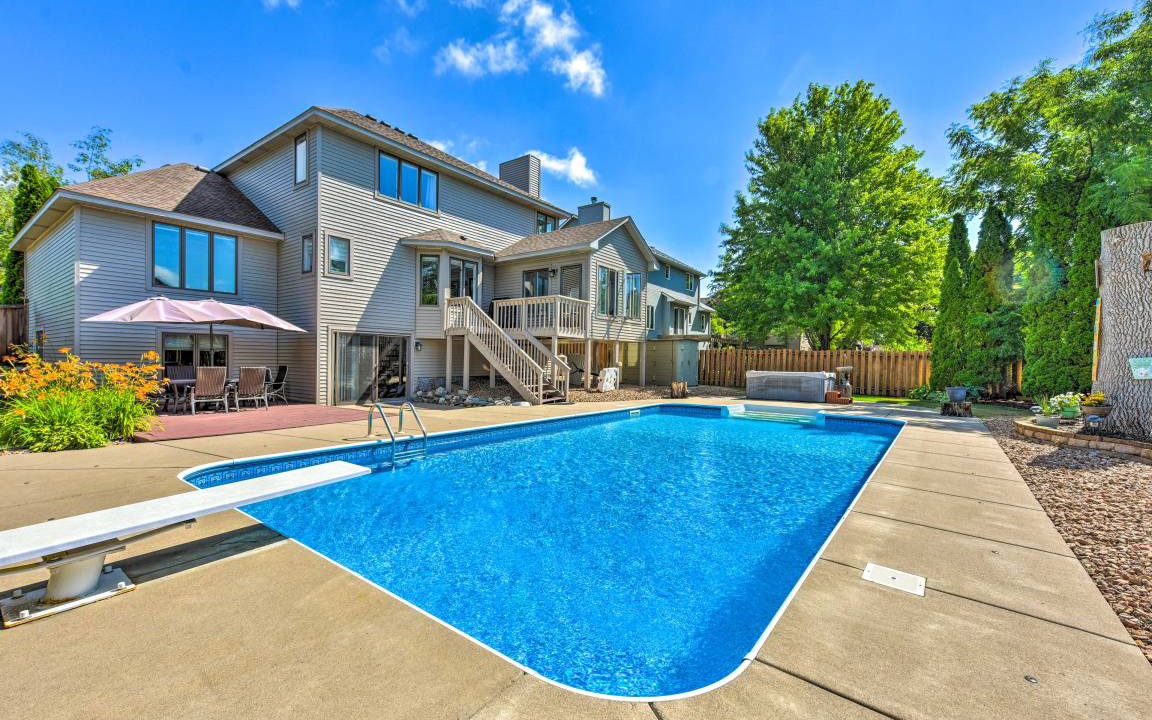 Maple Grove House | 260 m² House ∙ 4 bedrooms ∙ 7 guests