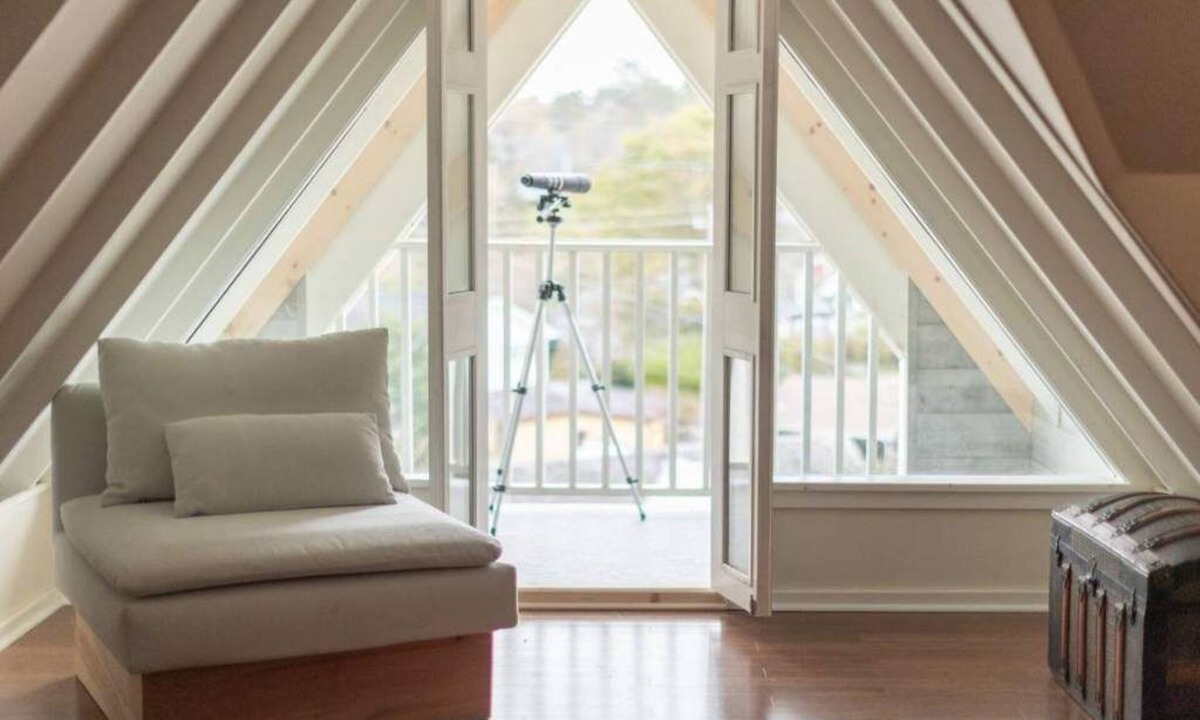 Chester Apartment | 2700’ | Waterviews | 2Levels | Walk to DT | Office