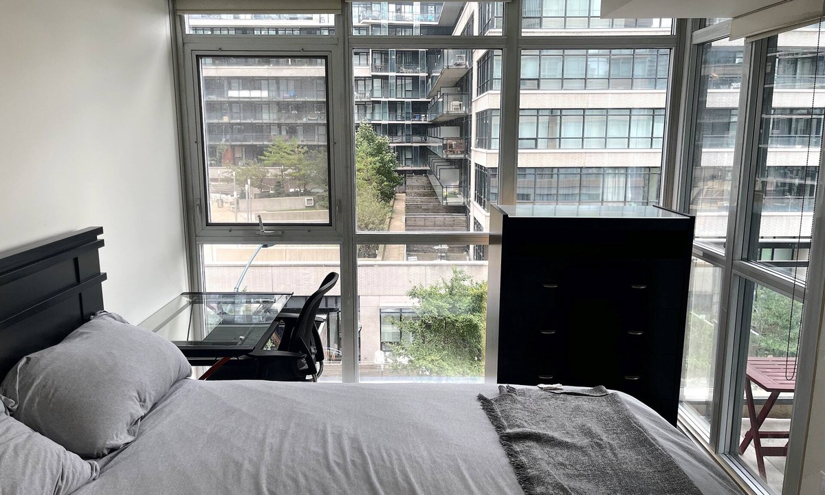 Toronto Entertainment District Condo | 2BD 1 Bath 4 Guests Parking Balcony Near CN Tower Downtown—By Hostia