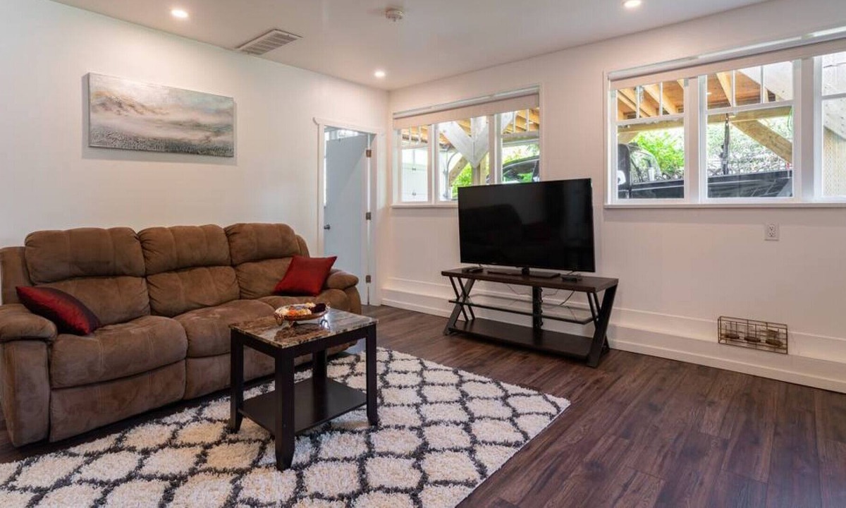 Hollyburn House | 2BD home away from home in Ambleside beach.