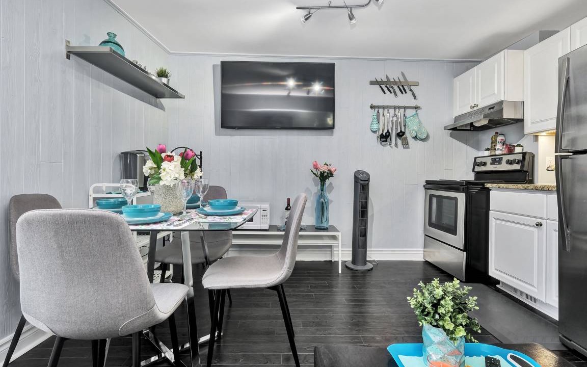 Centretown West Apartment | 2BR Apt with Netflix and access to Rooftop Terrace!