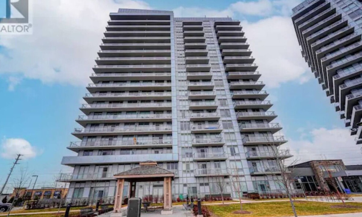 Central Erin Mills Condo | 3 bdr plus den with 1155 sq ft living space