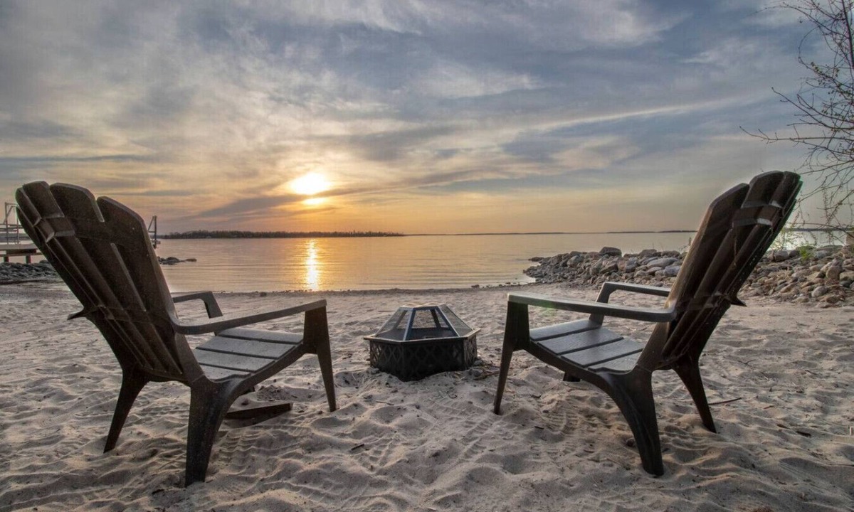 Victoria Harbour Cottage | 3 Bdrm Beachfront Oasis-Sunsets!
