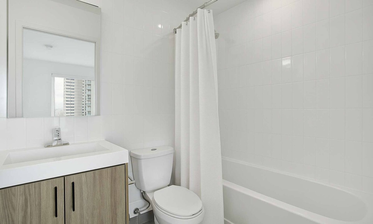 Downtown Mississauga Apartment | 3 Bedroom/2 Bathroom Suite