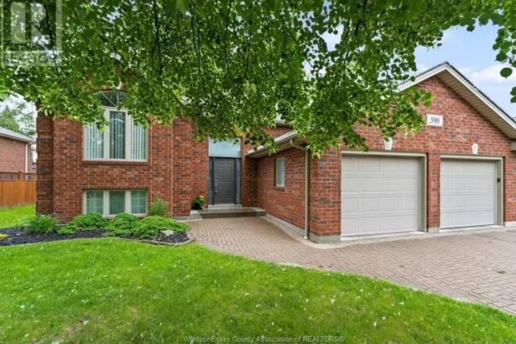 LaSalle Apartment | 3 Bedroom basement unit with Free Parking , WiFi.