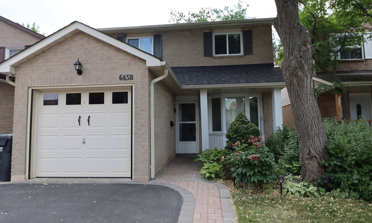 Mississauga House | 3-bedroom Home in Mississauga