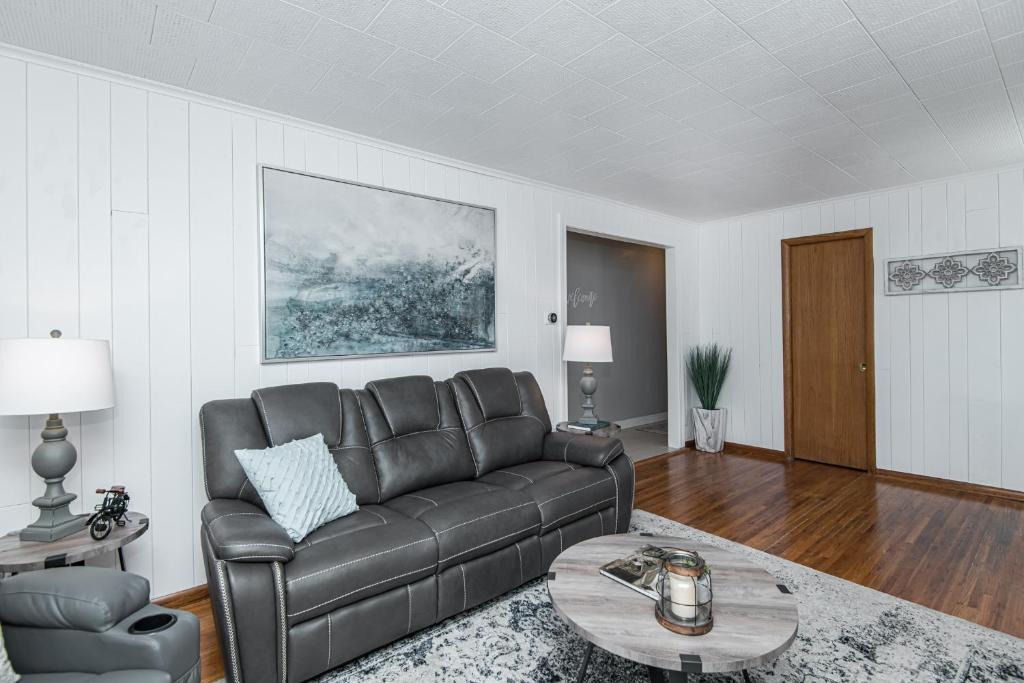 East Side Pioneers Apartment | 3 bedroom showstopper near Mayo Clinic