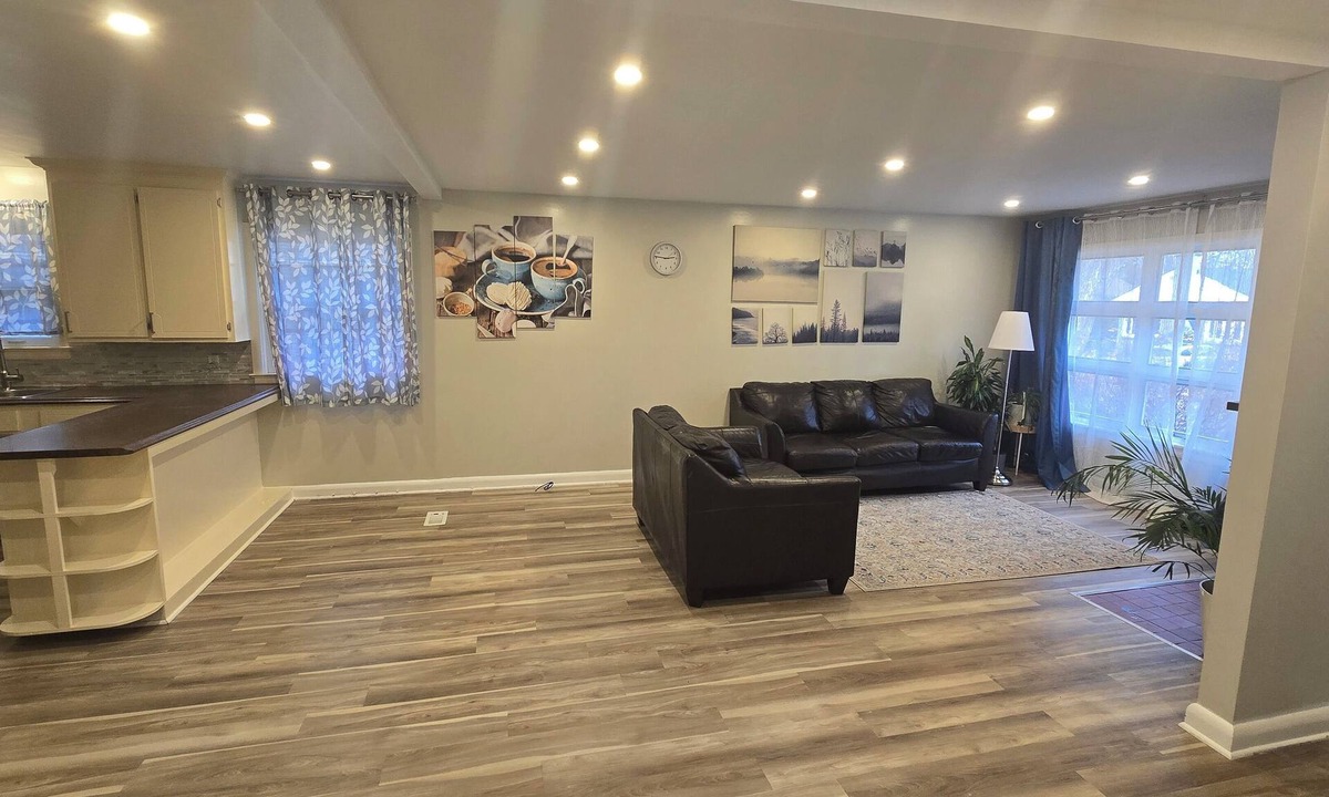 Ottawa Division House | 3 BR Bungalow Central West near Carlingwood Mall and Westboro