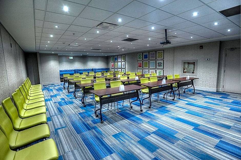 Northeast Mississauga Hotel | 3-Star Hotel ∙ Holiday Inn Express & Suites Toronto Airport West, an IHG Hotel
