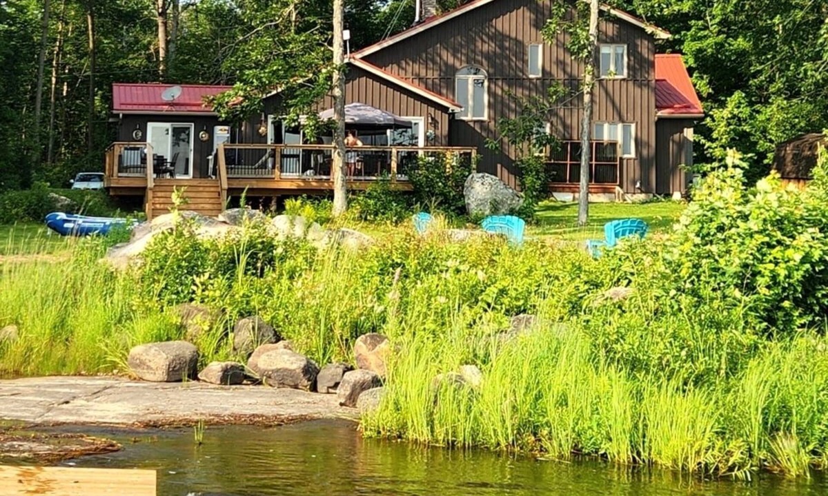 Tweed Cottage | 30% OFF Luxury Dom Chalet Waterfront on Stoco Lake