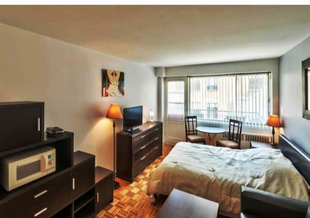 Milton Park House | #357 Bright Open Concept Studio in Plateau Mont-Royal