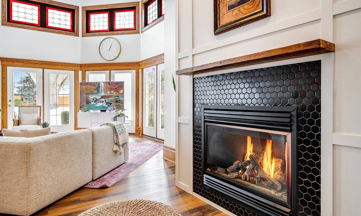 Ruthven House | 3BDRM Salt Water Pool N Hot Tub