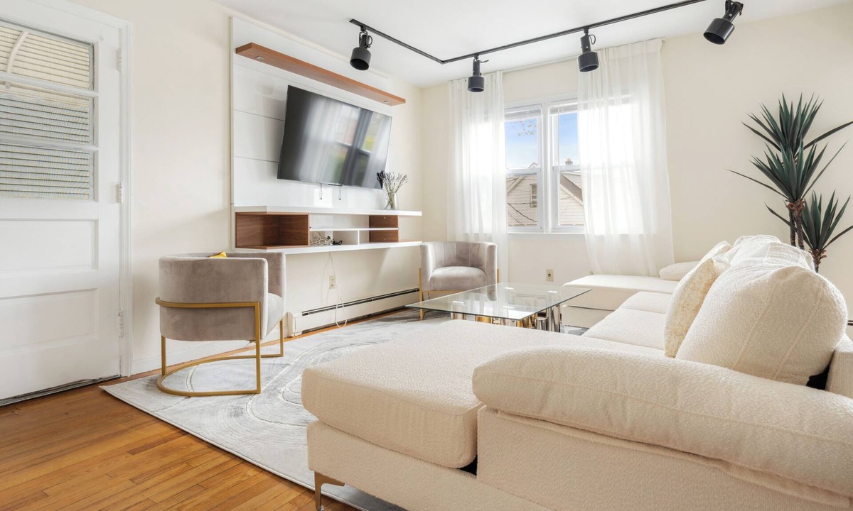 White Plains House | 3BR Home 1.5 Bath Garage Parking White Plains Near NYC