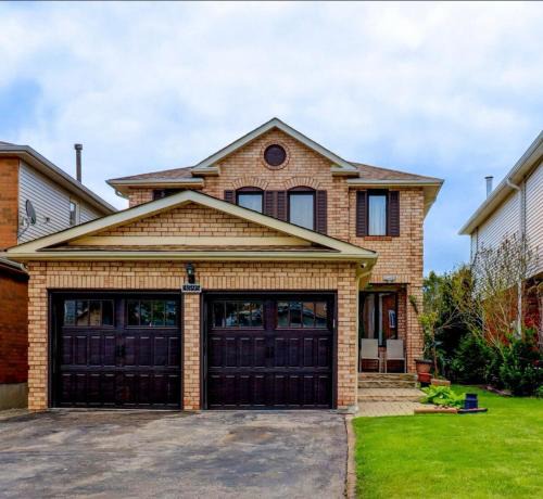 Erin Mills House | 4 Bedroom Spacious Retreat near Key Attractions