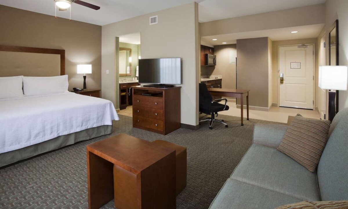 Kutzky Park House | 4 Comfortable Accommodation! Kitchen, Pet-Friendly, Indoor Pool!