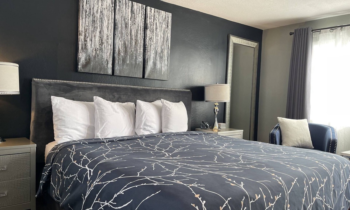Two Harbors Hotel | #4 King- Vine & Branches Inn -2 minute walk to Burlington Bay!