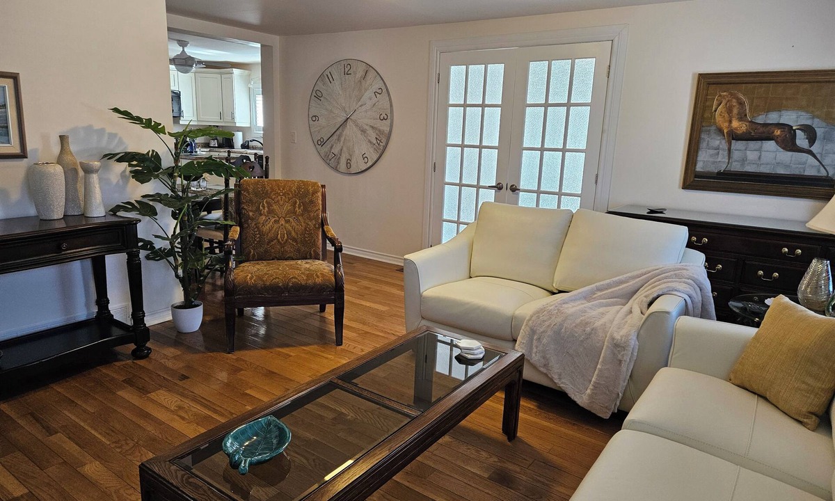 Callander House | 4 Minute drive to casino. Lake, park, marina, restaurants, stores 5 minute walk