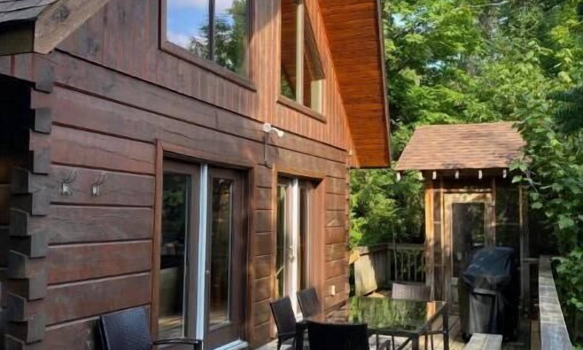 Dysart et al Cottage | 4 season log cottage on Kennisis Lake