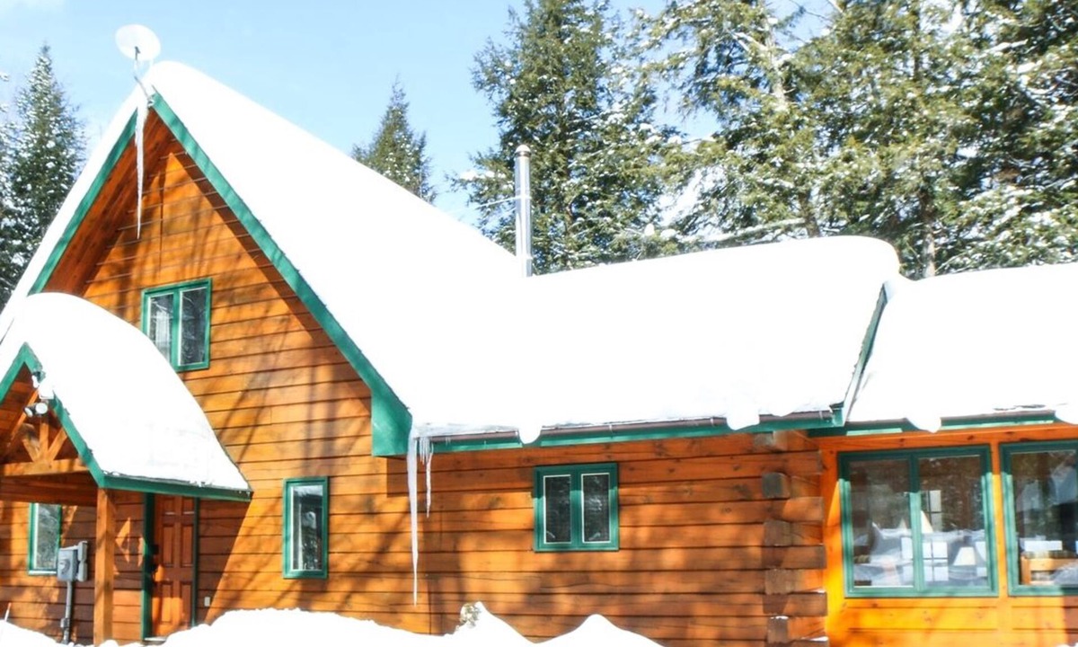 Algonquin Highlands Cottage | 4-Season Private Log Cottage on Kawagama Lake, fireplaces, sunroom, dock, Wifi