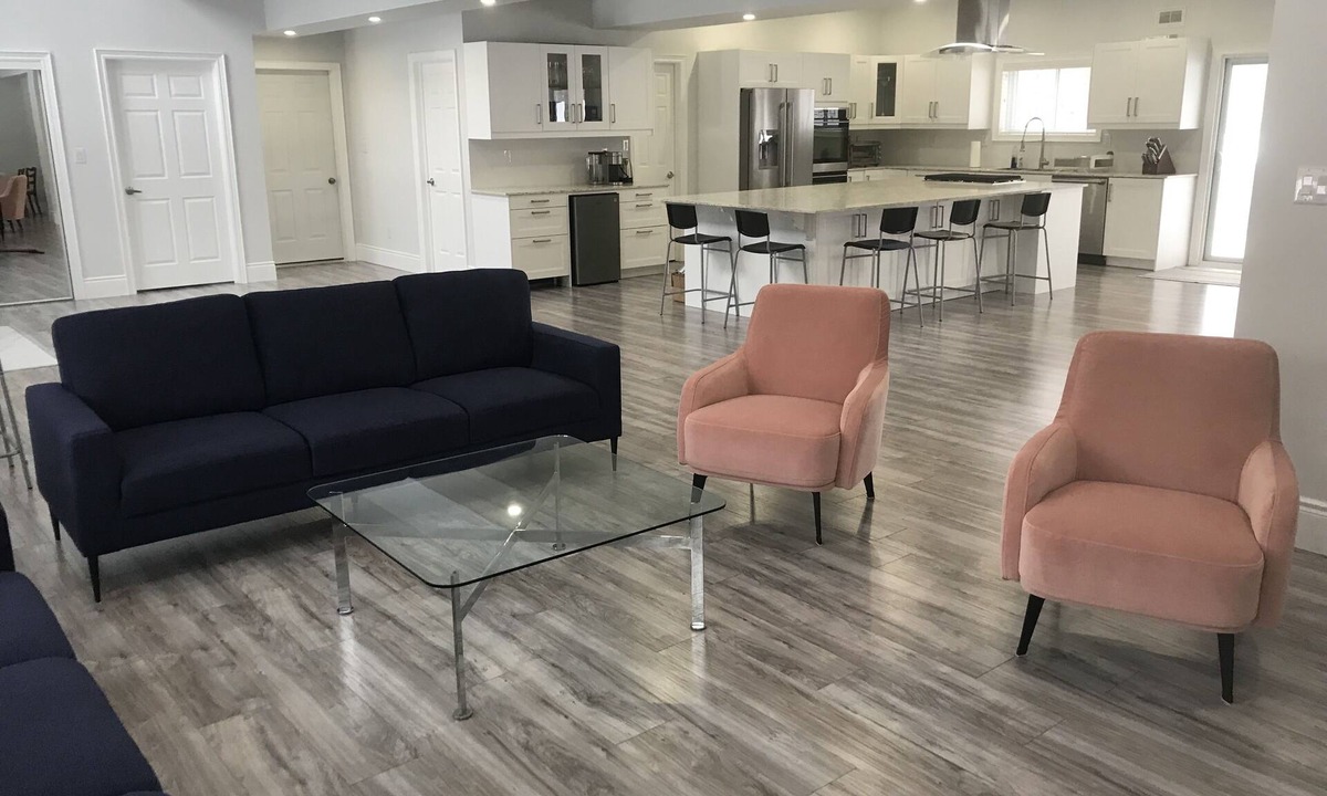 Tiny House | 4200 sq ft 5 bedroom house, golf sim, beaches, skiing and trails seconds away!