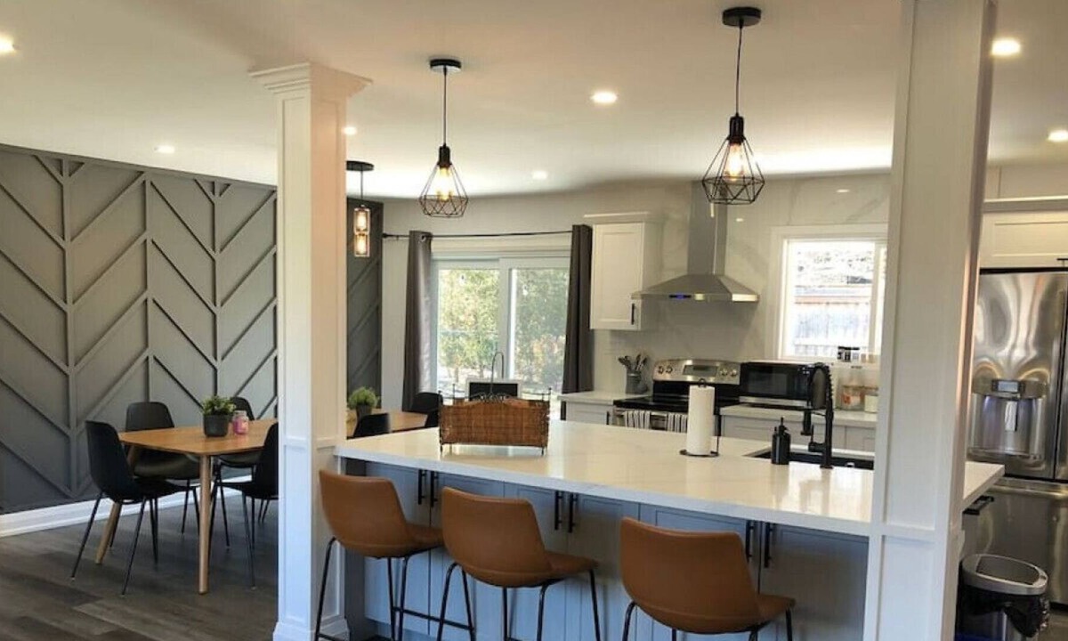 Grimsby House | 4BR+Wi-Fi+Ac+Iron+Kitchen+Washer+Free Prkng+Ntflx