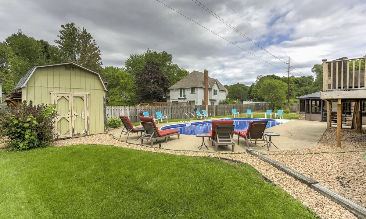Burnsville House | 5- Bedroom Private Home- Quiet Neighborhood- Pet Friendly