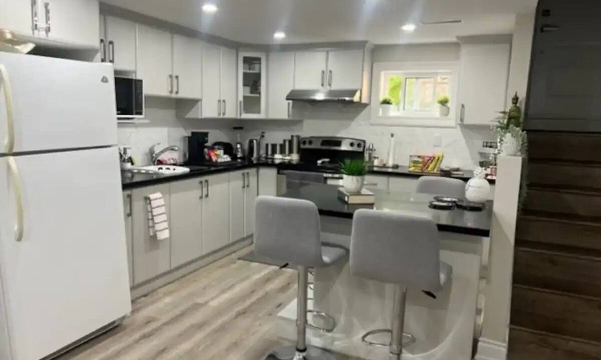Malton House | 5 Km to Toronto Pearson Airport , Sleeps 4-6