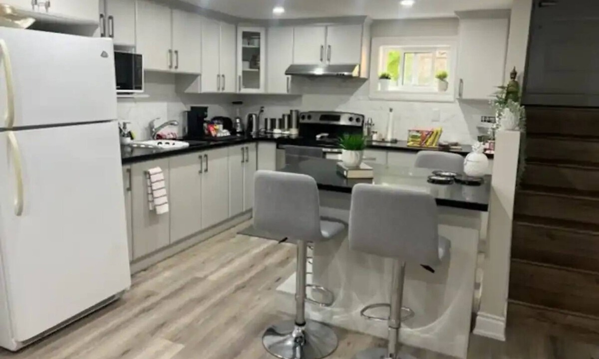 Malton House | 5 Km to Toronto Pearson Airport , Sleeps 4-6