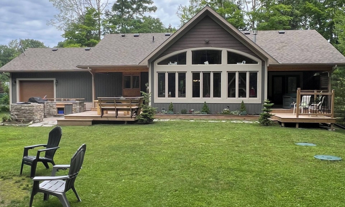 Tiny Cottage | 5 min walk to the beaches of Georgian BaynFamily fun cottage, pool table