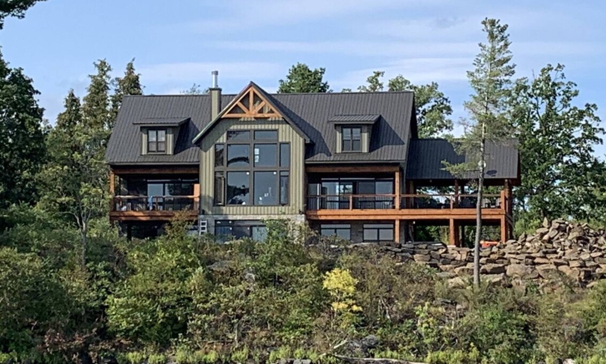 Calabogie Ski Chalet | 5000 sq ft luxury vacation home with 6 bedrooms 7 bathroom.