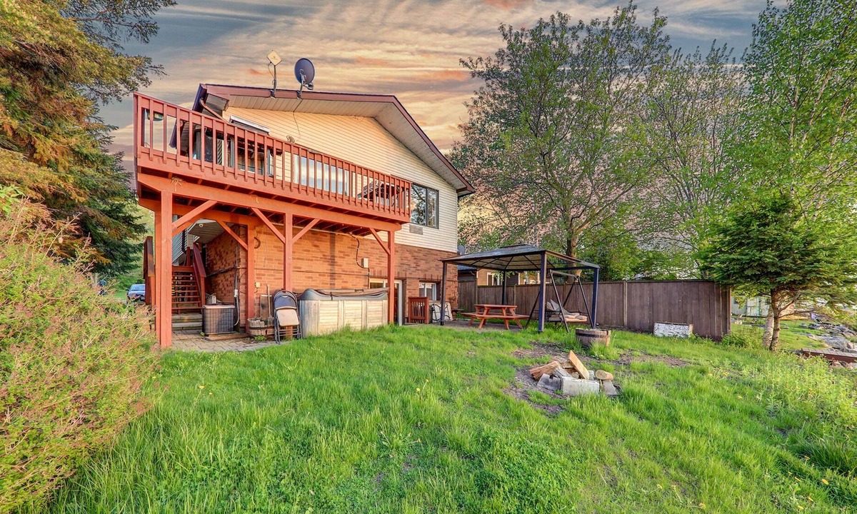 Janetville House | 6 bedroom, breathtaking view , stunning lakefront, hotub , 50 Min T.O