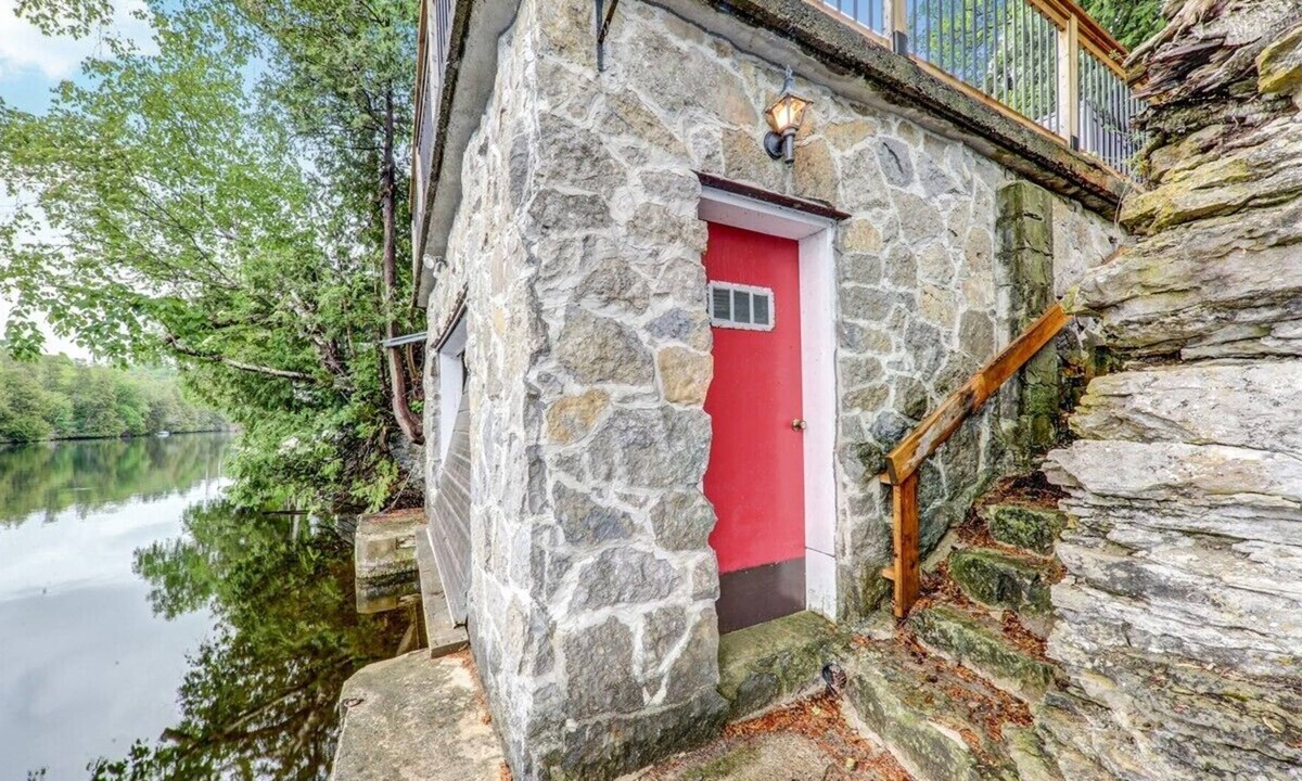 Fenelon Falls Cottage | 6 bedroom waterfront cottages in Fenelon falls ,