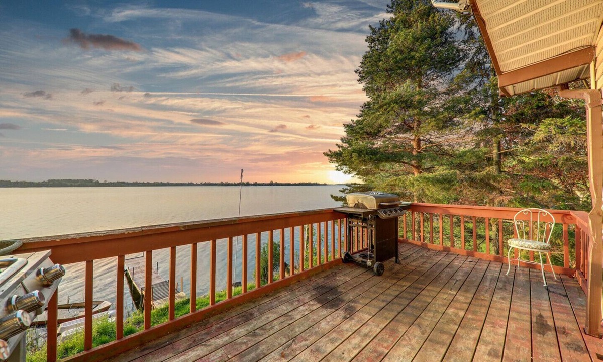 Janetville Cottage | 6 BR Lakefront Cottage , 20 Slps , 1 Hr From Toronto , Hot tub