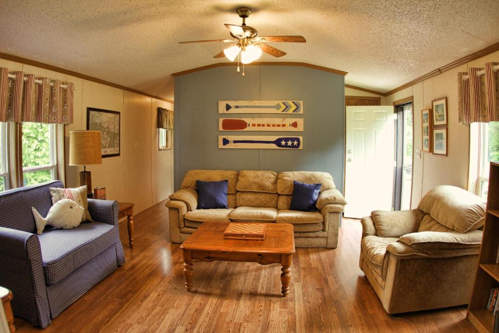 Perivale Road West Cottage B | Manitoulin District