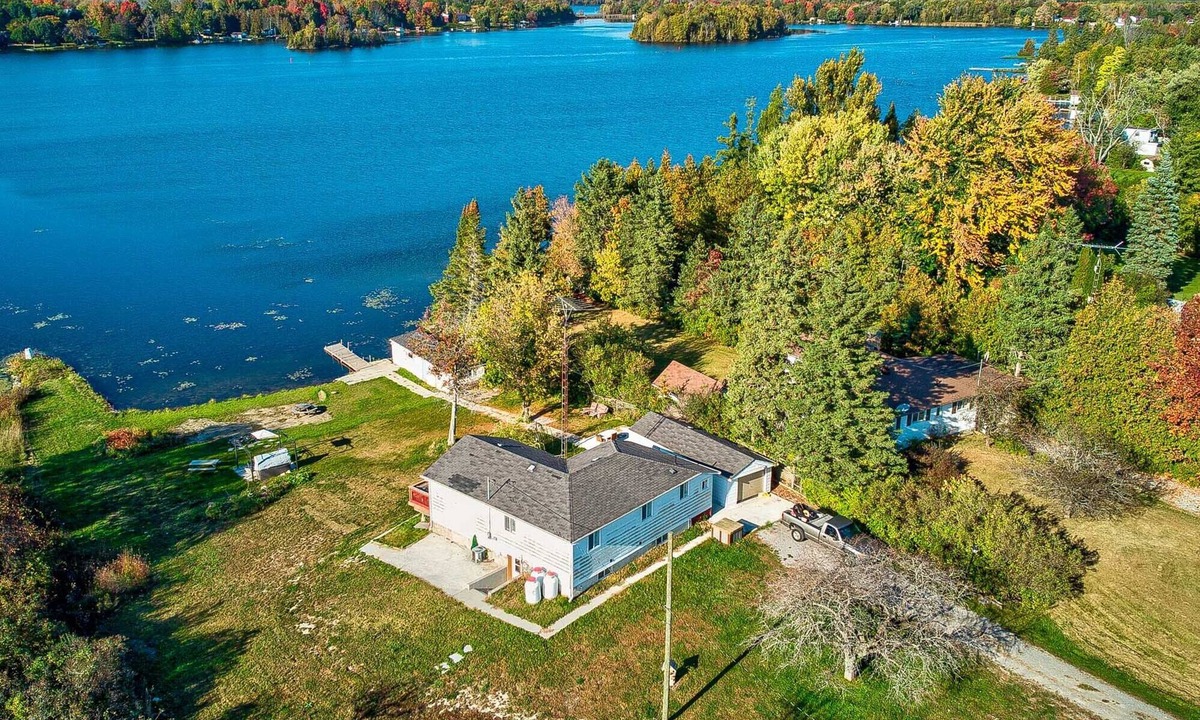 Kirkfield Cottage | 7 bedroom beautifull waterfront cottage,kirkfield