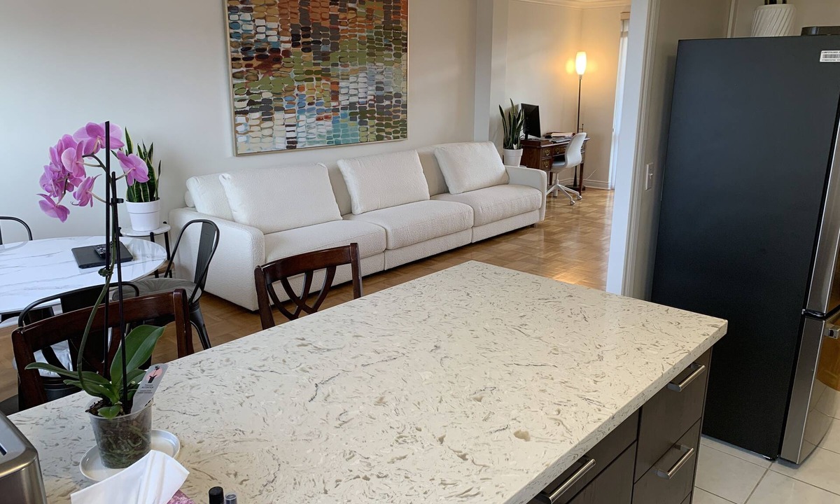 Forest Hill South Condo | 900 Square feet Lovely one bedroom, with office space in the Midtown Toronto
