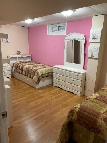 Ottawa Division House | A bed of 2 beds cute room for females only - Pour les femmes seulement
