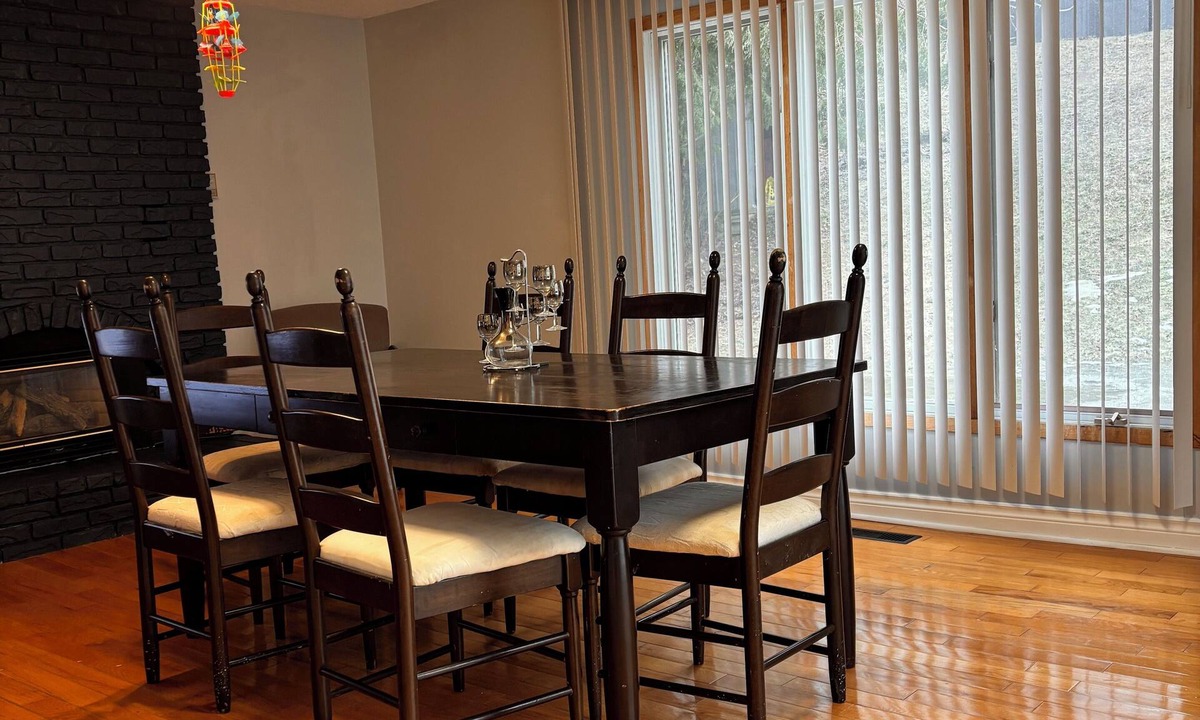 Peterborough Apartment | A min walk to the zoo and University!2 bed apartment
