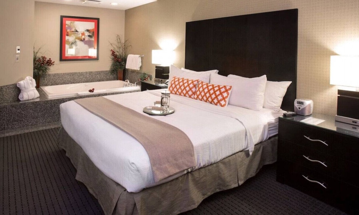 Lake Elmo House | A Relaxing and Romantic Staycation W/ WiFi