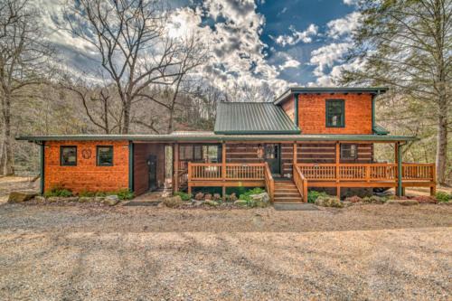 Dial House | A River Runs Through It - River front | Hot Tub | Pool Table | Fire pit