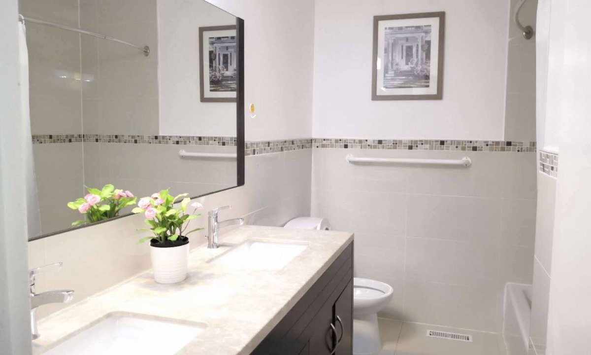 Bayview Woods - Steeles House | A semi-detached house in North York with a 7 minute drive from finch station